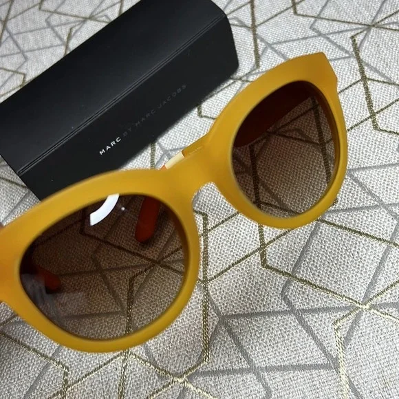 MARC By MARC JACOBS Yellow Gold Sunglasses - Picture 4 of 8